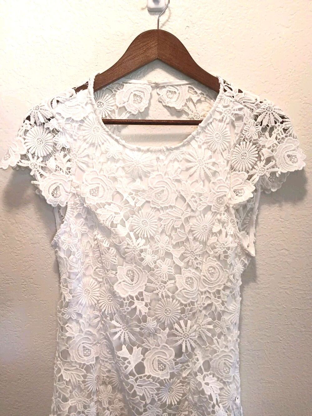 Lulus White Crochet Floral Lace Open Back Mini Dress Cap Sleeve Bridal Size M - Picture 3 of 11